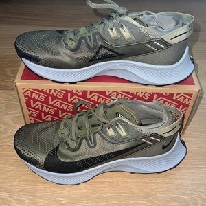 NIKE Pegasus Trail 2 —olive green only worn once Mens  Size 8